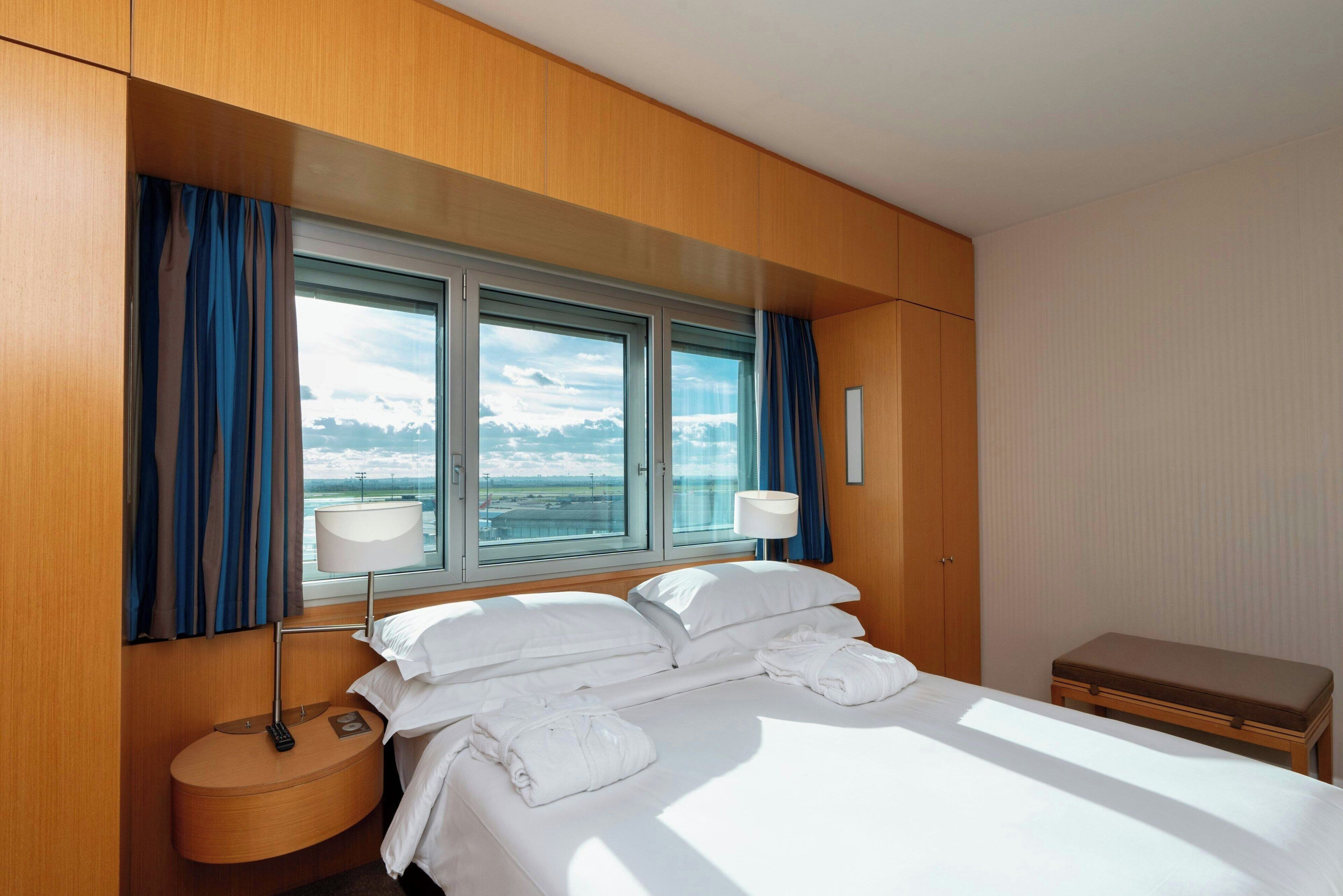 junior suite, 1 double bed, non smoking | 1 bedroom, premium bedding, minibar, in-room safe