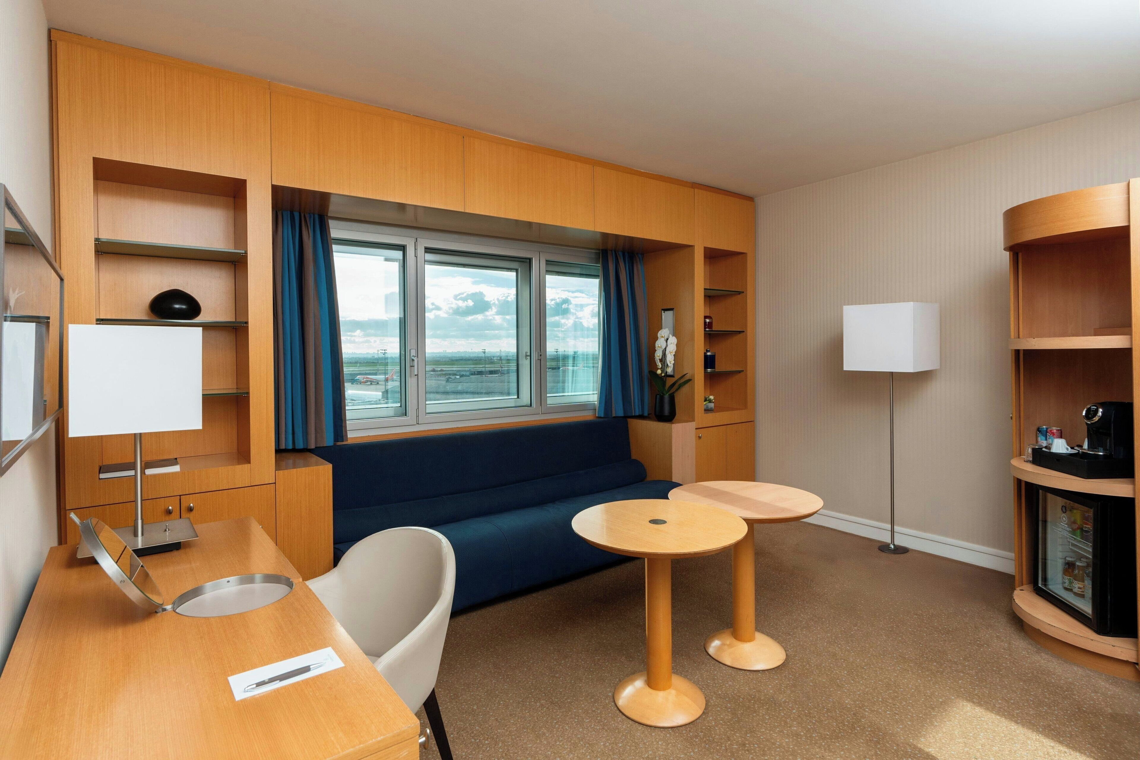 junior suite, 1 double bed, non smoking | living room | tv, pay films