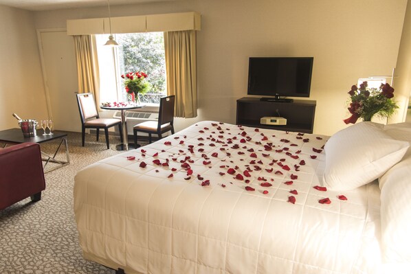 Chambre Club, 1 très grand lit | Fer et planche à repasser, accès au Wi-Fi (inclus), literie fournie