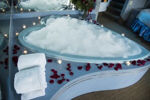 Hab. Fantasy Apple | Tabla de planchar con plancha, wifi gratis, ropa de cama