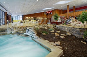 Piscine couverte, 2 piscines extérieures, parasols de plage