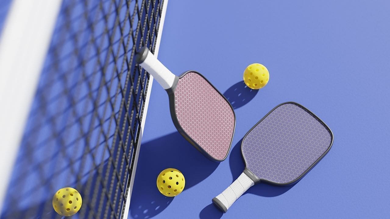 Ein Tennisplatz mit zwei Schlägern und zwei gelben Tennisbällen.