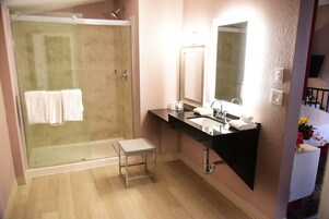Quarto standard, 1 cama King | Banheiro | Produtos de toalete grátis, secador de cabelo, toalhas de banho 