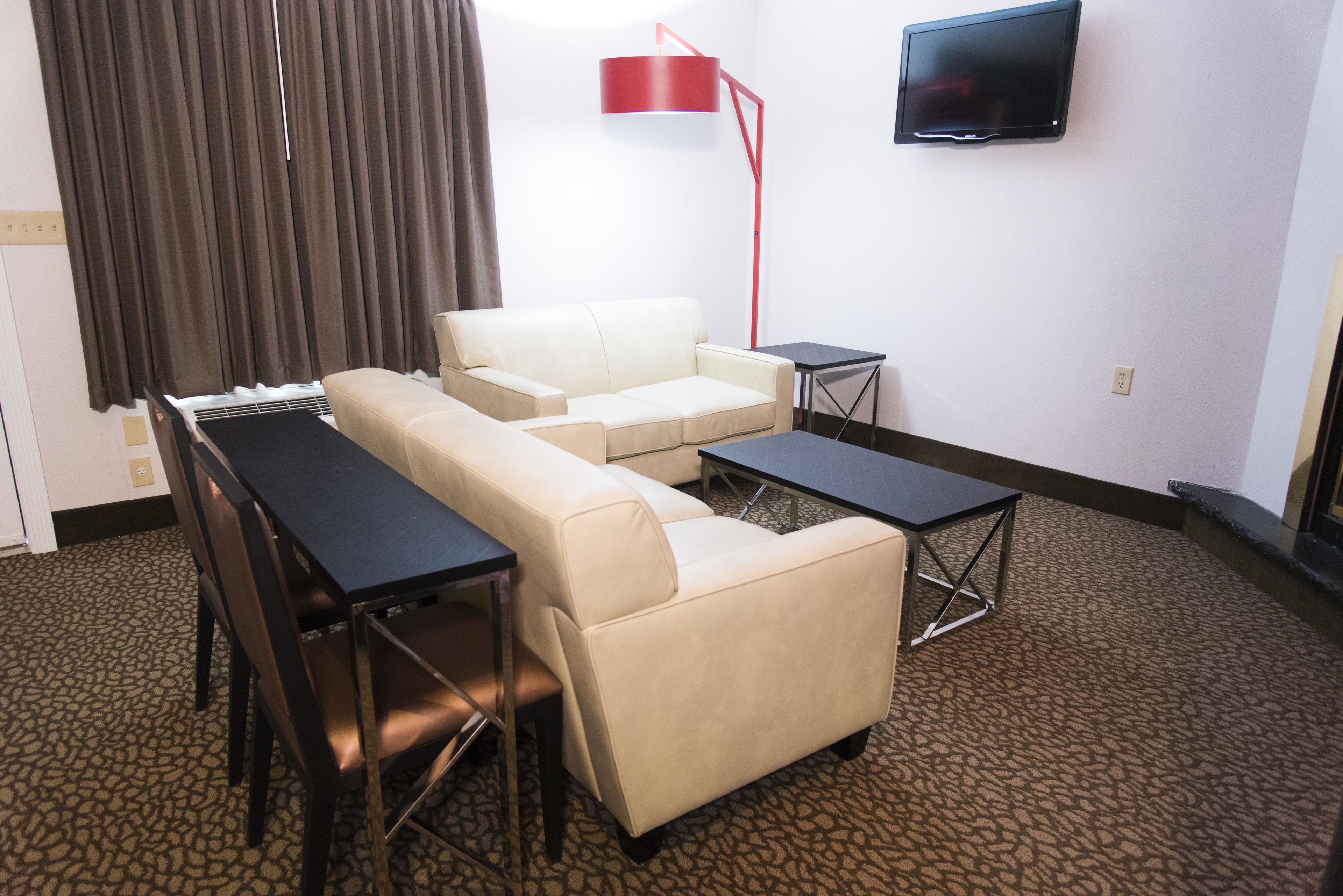 Champagne Tower | Living room | Flat-screen TV