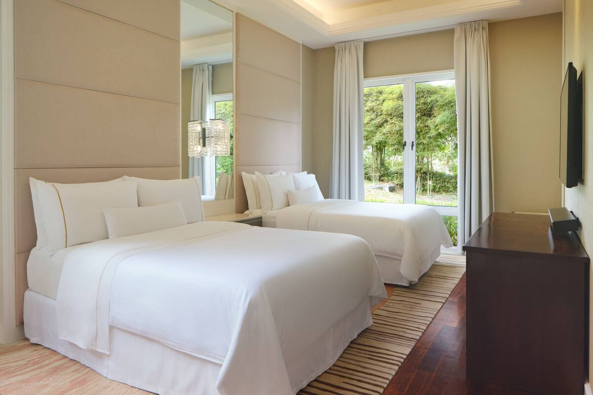 Villa, 2 Bedrooms | Peralatan tempat tidur premium, bar mini, peti besi dalam bilik, meja 
