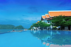 4 outdoor pools, open 7:00 AM to 8:00 PM, pool umbrellas, sun loungers