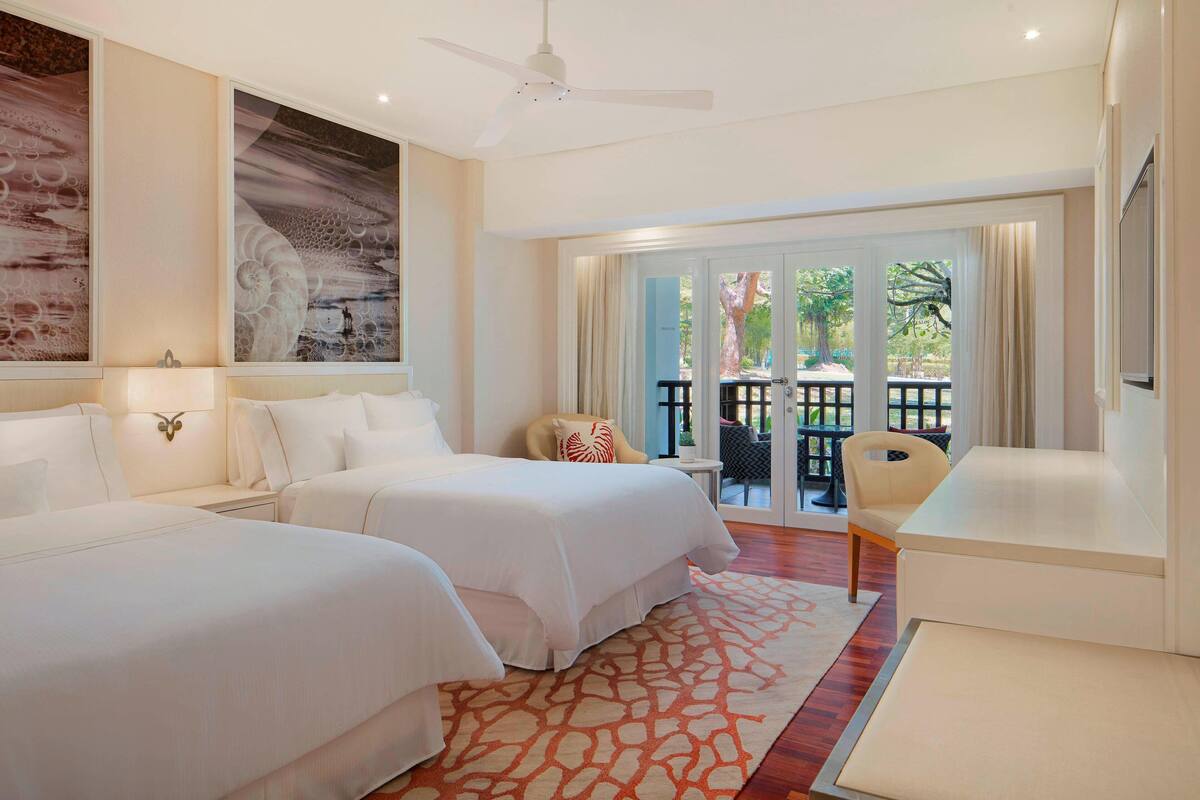 Room, 2 Katil Bujang (Single), Garden View | Peralatan tempat tidur premium, bar mini, peti besi dalam bilik, meja 