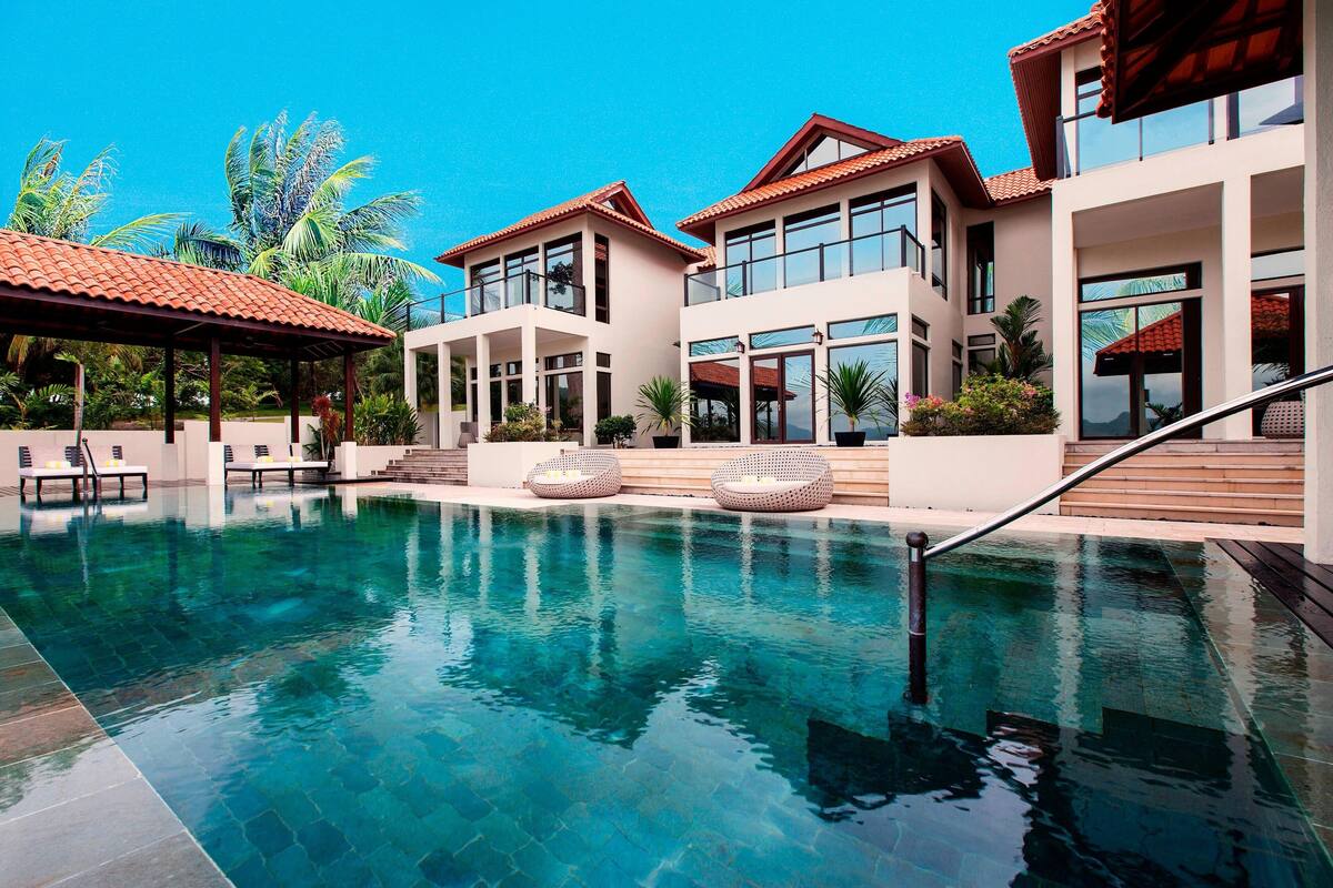 Villa, 5 Bedrooms, Private Pool, Ocean View | Peralatan tempat tidur premium, bar mini, peti besi dalam bilik, meja 
