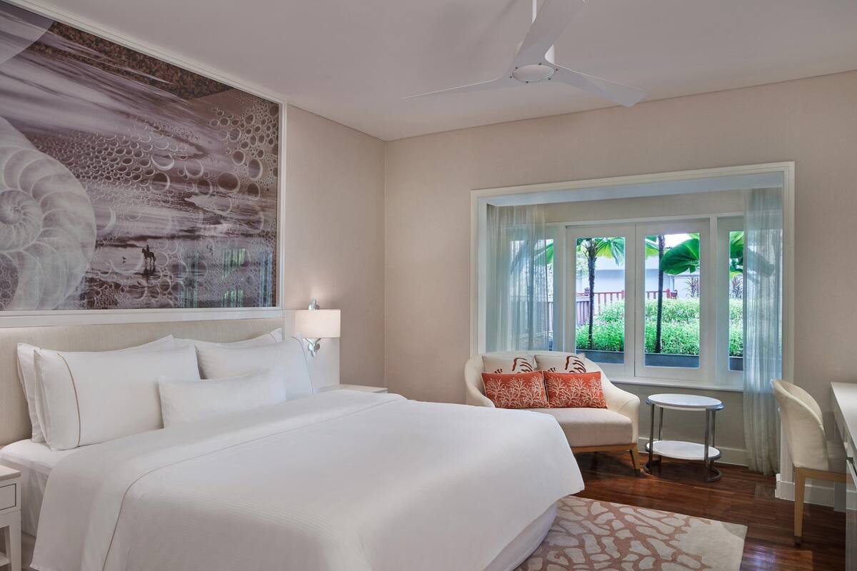 Room, 1 Katil Raja (King) | Peralatan tempat tidur premium, bar mini, peti besi dalam bilik, meja 