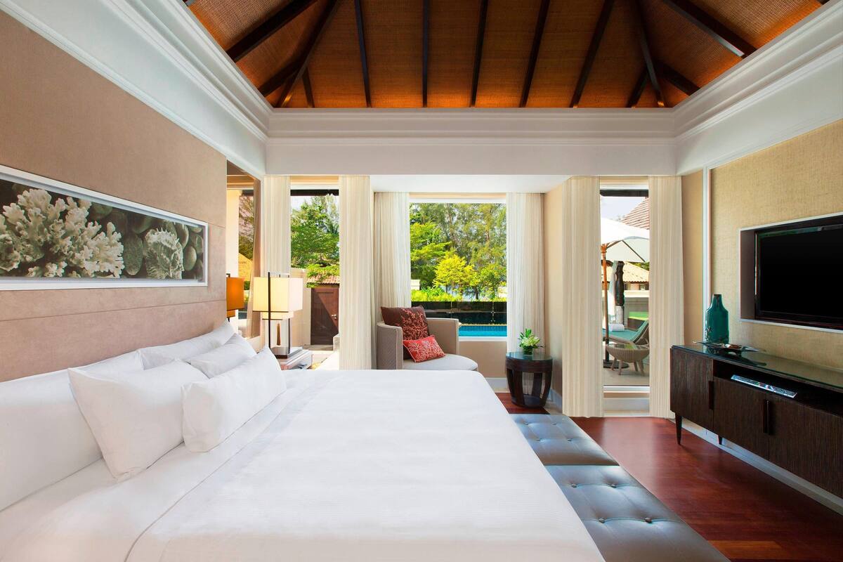 Villa, 1 Bedroom, Private Pool, Beachfront | Peralatan tempat tidur premium, bar mini, peti besi dalam bilik, meja 