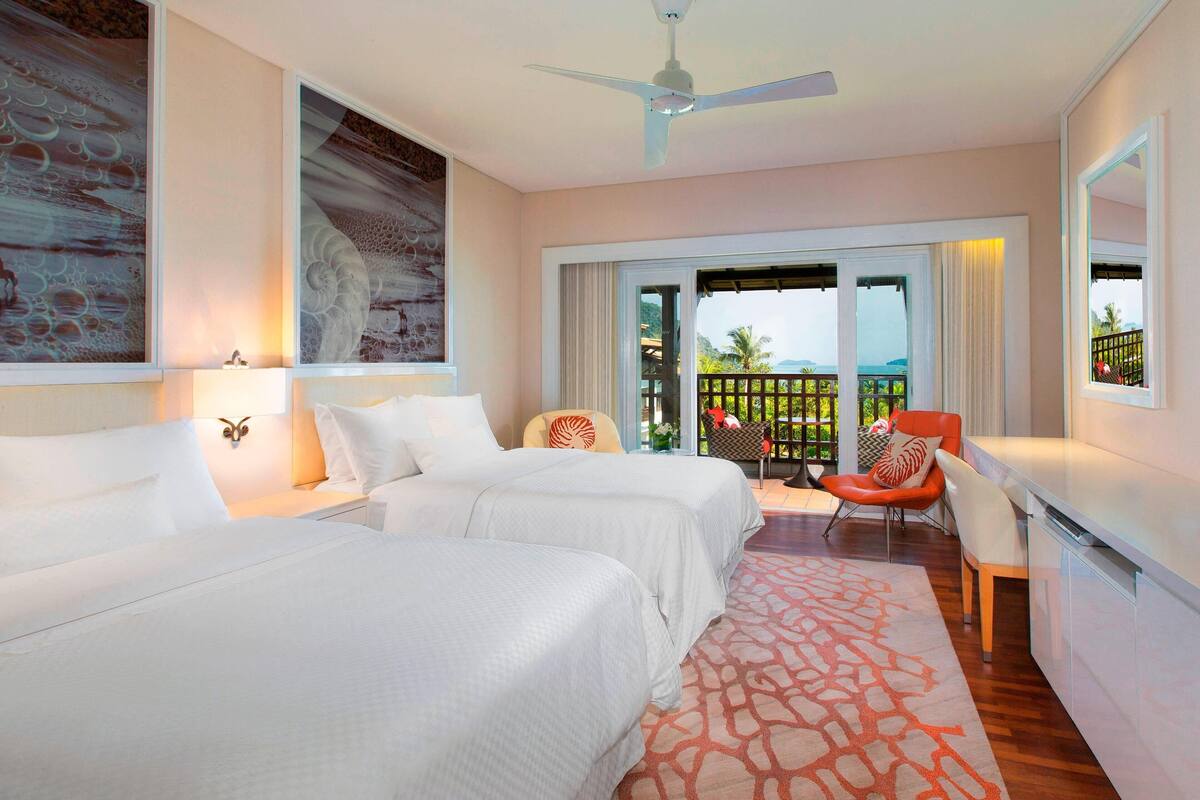 Room, 2 Katil Bujang (Single), Ocean View | Peralatan tempat tidur premium, bar mini, peti besi dalam bilik, meja 