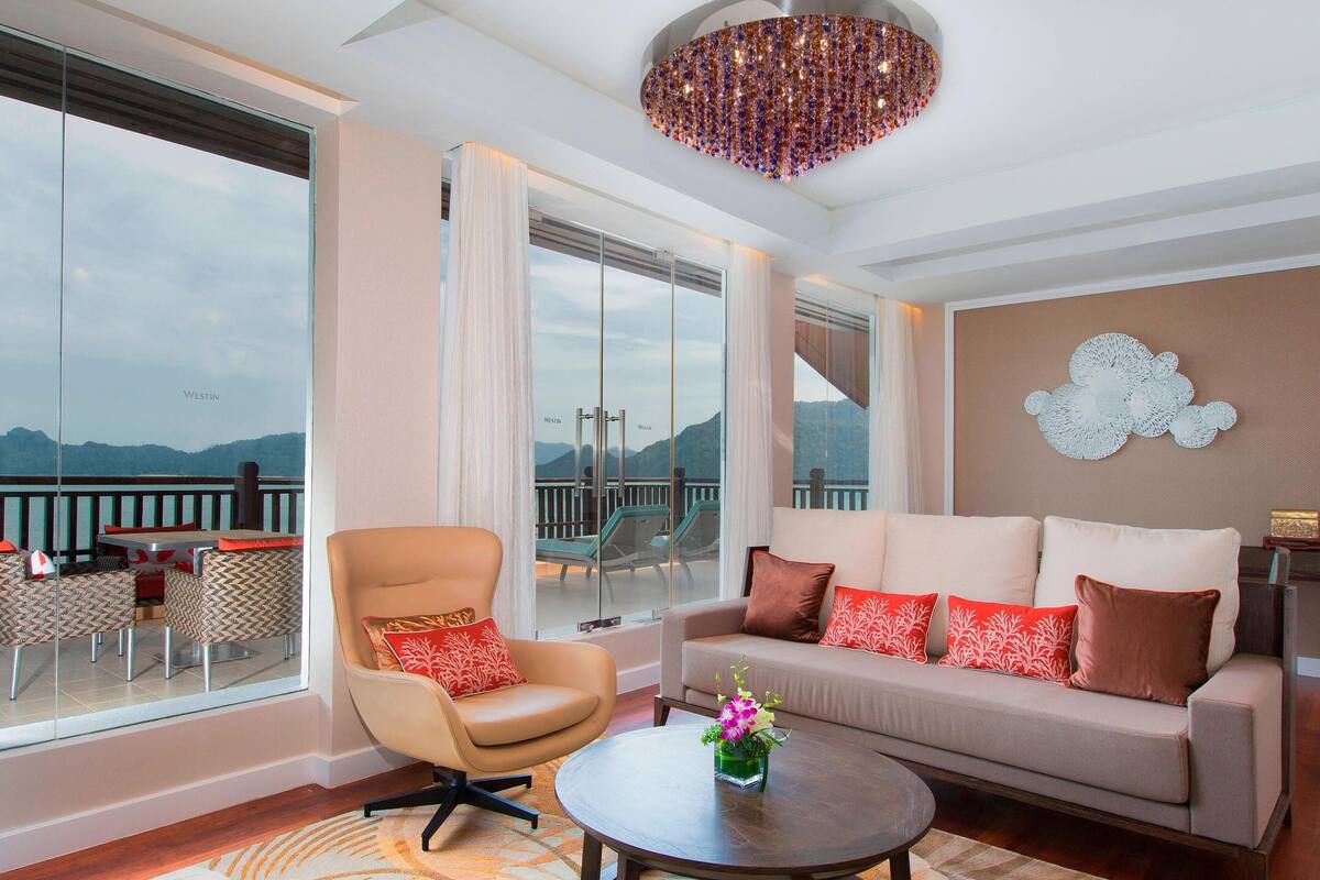 Suite, 1 Bedroom, Ocean View | Ruang tamu | 42 inci televisyen LED dengan satelit, TV 