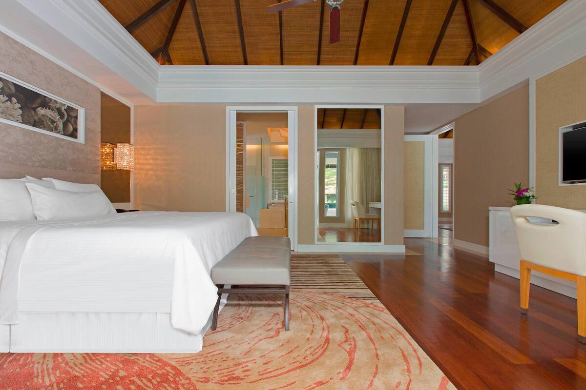 Villa, 2 Bedrooms | Peralatan tempat tidur premium, bar mini, peti besi dalam bilik, meja 