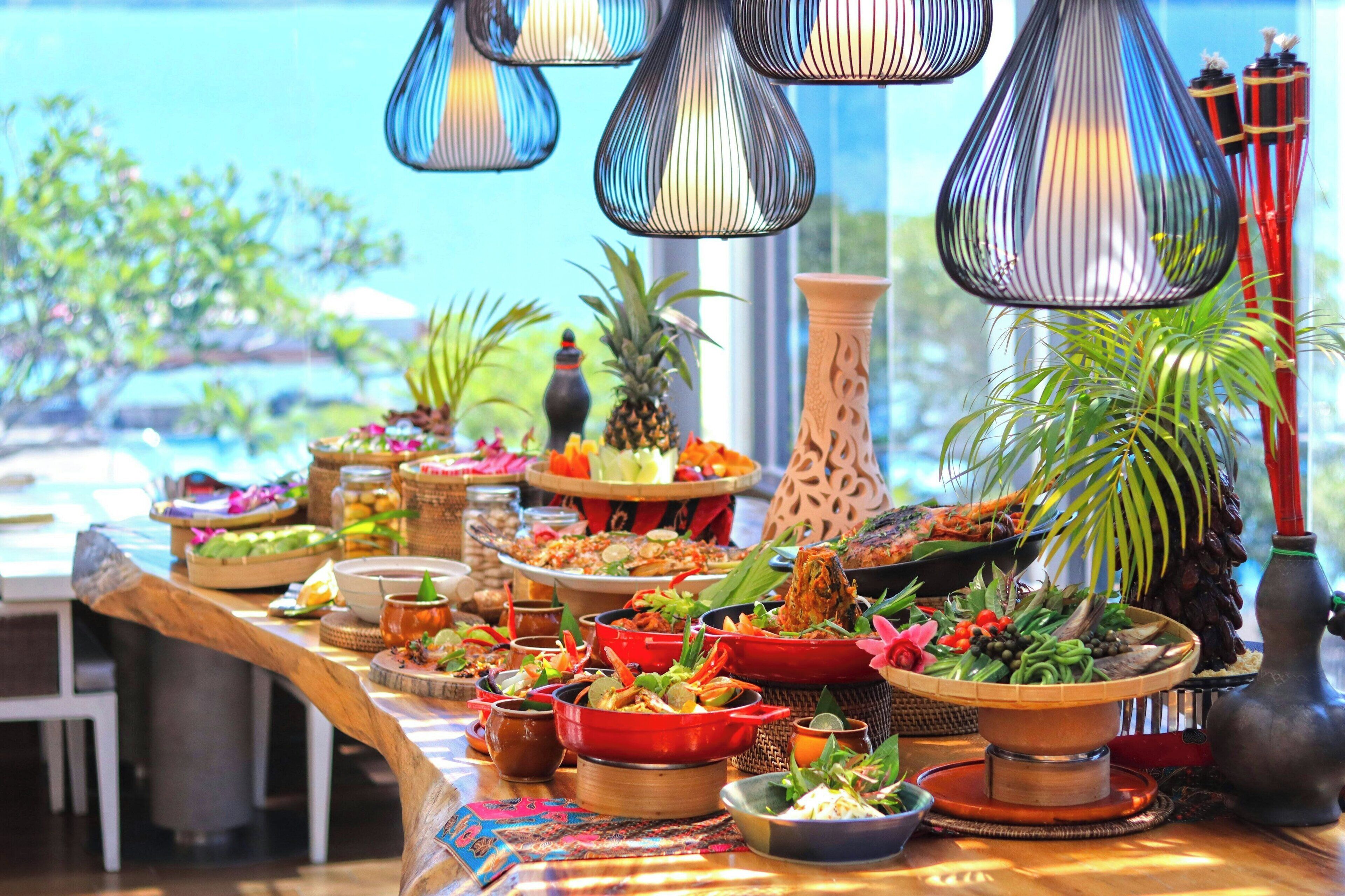 Breakfast and dinner served