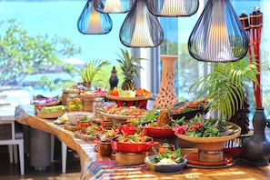 Breakfast and dinner served