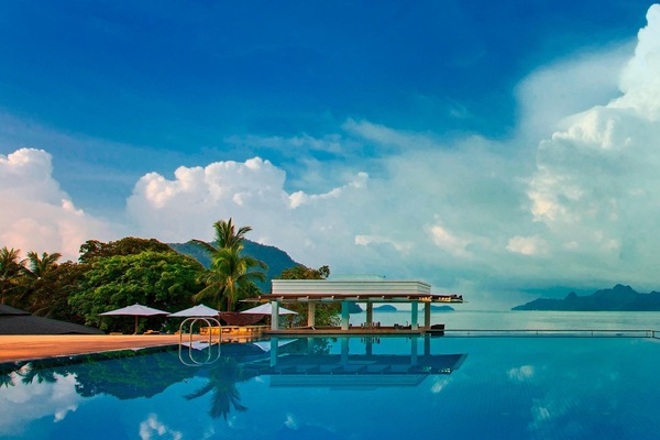 4 outdoor pools, open 7:00 AM to 8:00 PM, pool umbrellas, sun loungers