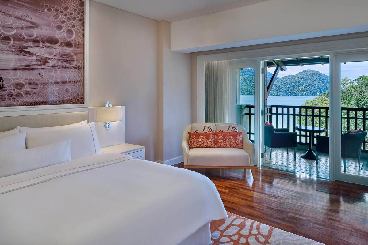 Room, 1 Katil Raja (King), Partial Ocean View | Peralatan tempat tidur premium, bar mini, peti besi dalam bilik, meja 