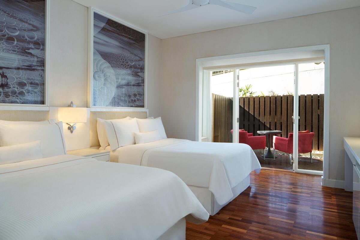 Room, 2 Katil Bujang (Single), Patio (View) | Peralatan tempat tidur premium, bar mini, peti besi dalam bilik, meja 