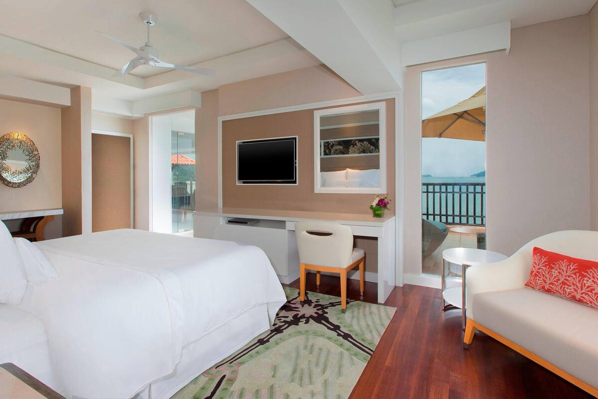 Suite, 2 Bedrooms | Peralatan tempat tidur premium, bar mini, peti besi dalam bilik, meja 