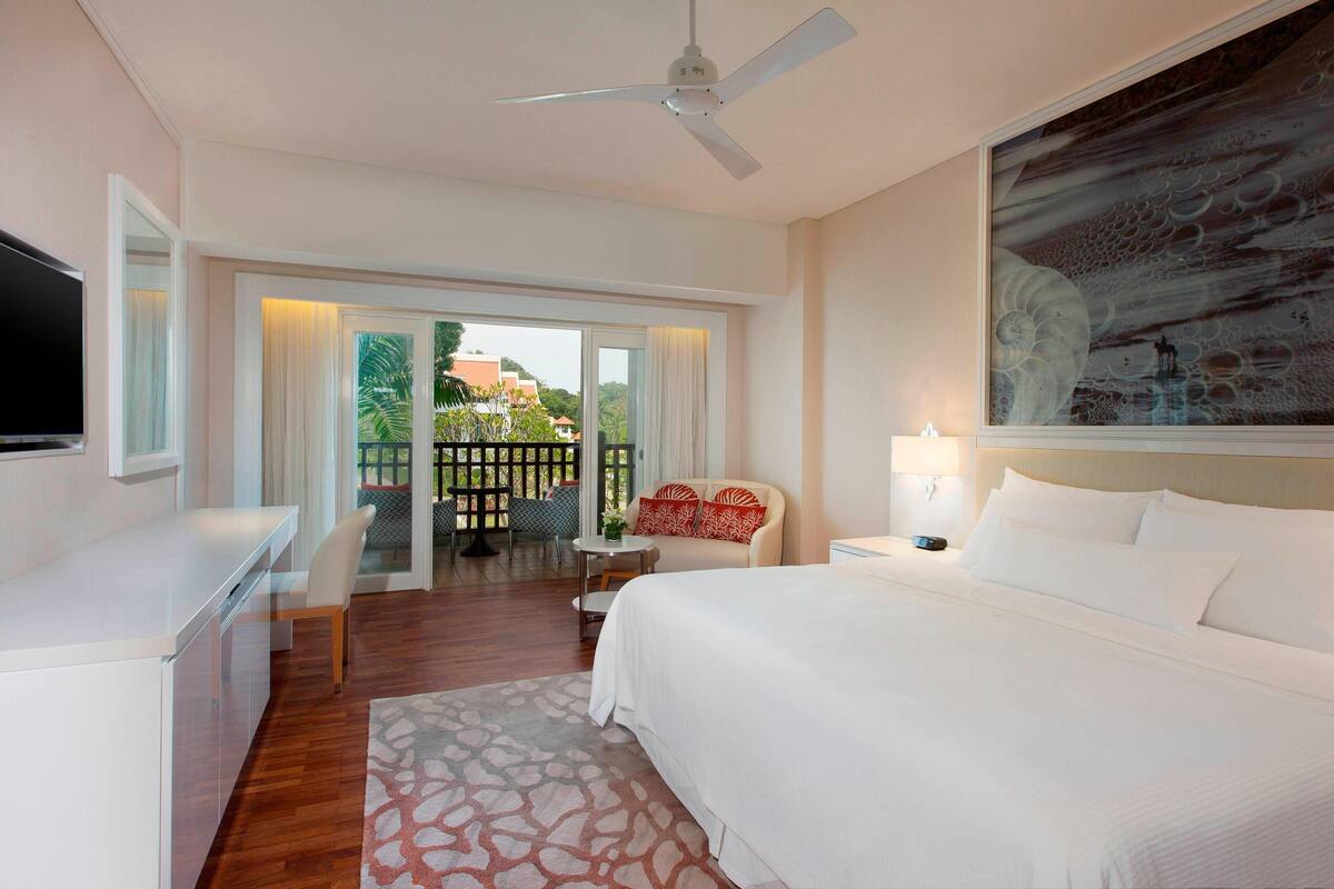Room, 1 Katil Raja (King), Garden View | Peralatan tempat tidur premium, bar mini, peti besi dalam bilik, meja 