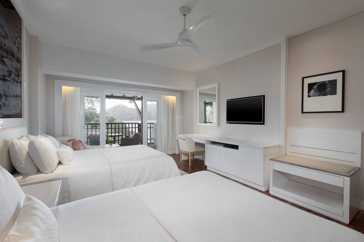 Room, 2 Katil Bujang (Single), Partial Ocean View | Peralatan tempat tidur premium, bar mini, peti besi dalam bilik, meja 