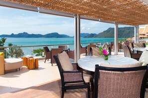 2 bars/lounges, swim-up bar, poolside bar - The Westin Langkawi Resort & Spa (Langkawi)