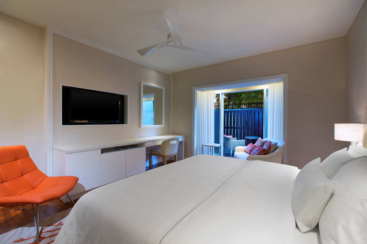 Room, 1 Katil Raja (King), Patio | Peralatan tempat tidur premium, bar mini, peti besi dalam bilik, meja 