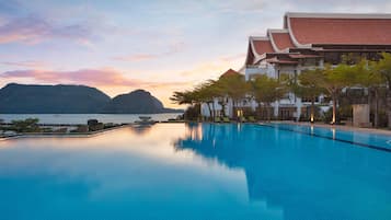4 outdoor pools, open 7:00 AM to 8:00 PM, pool umbrellas, pool loungers