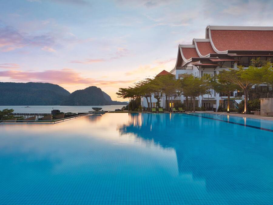 4 outdoor pools, open 7:00 AM to 8:00 PM, pool umbrellas, pool loungers