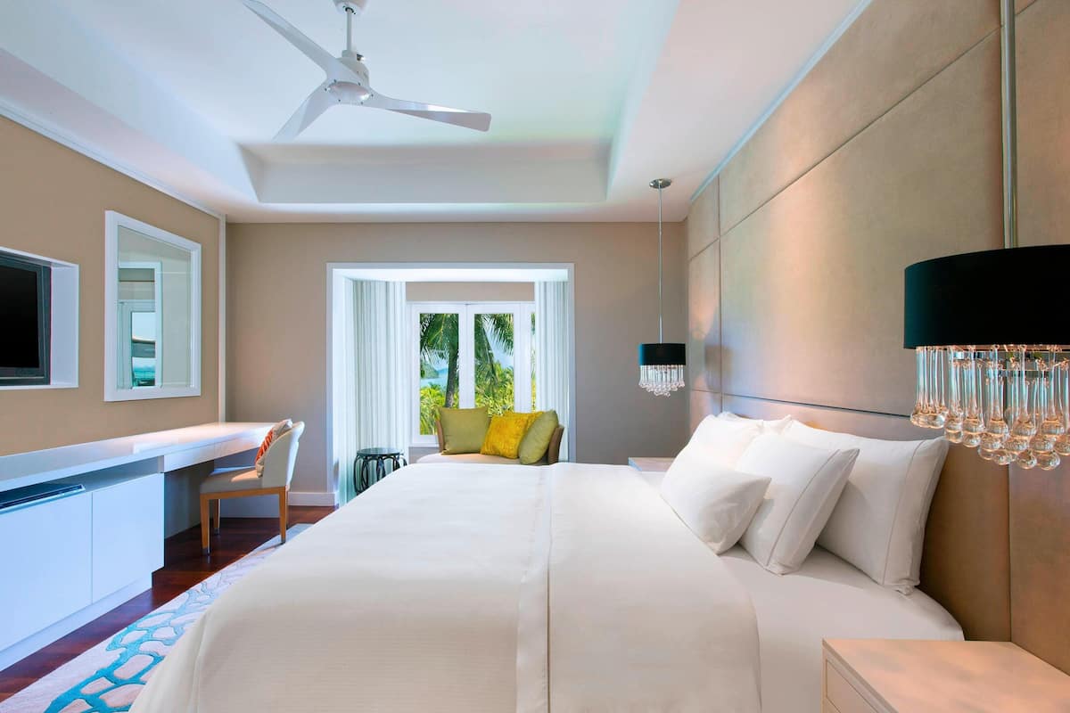 Suite, 1 Bedroom, Partial Ocean View | Peralatan tempat tidur premium, bar mini, peti besi dalam bilik, meja 