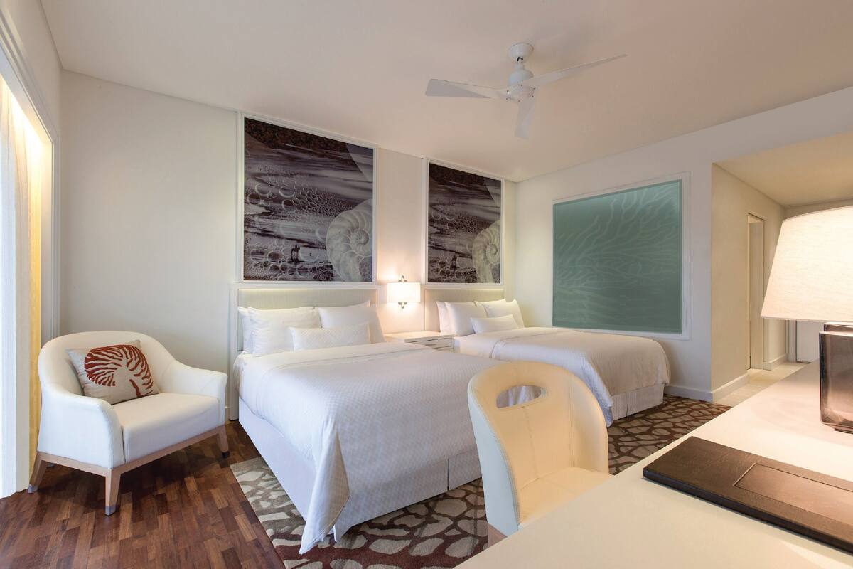 Room, 2 Katil Bujang (Single) | Peralatan tempat tidur premium, bar mini, peti besi dalam bilik, meja 