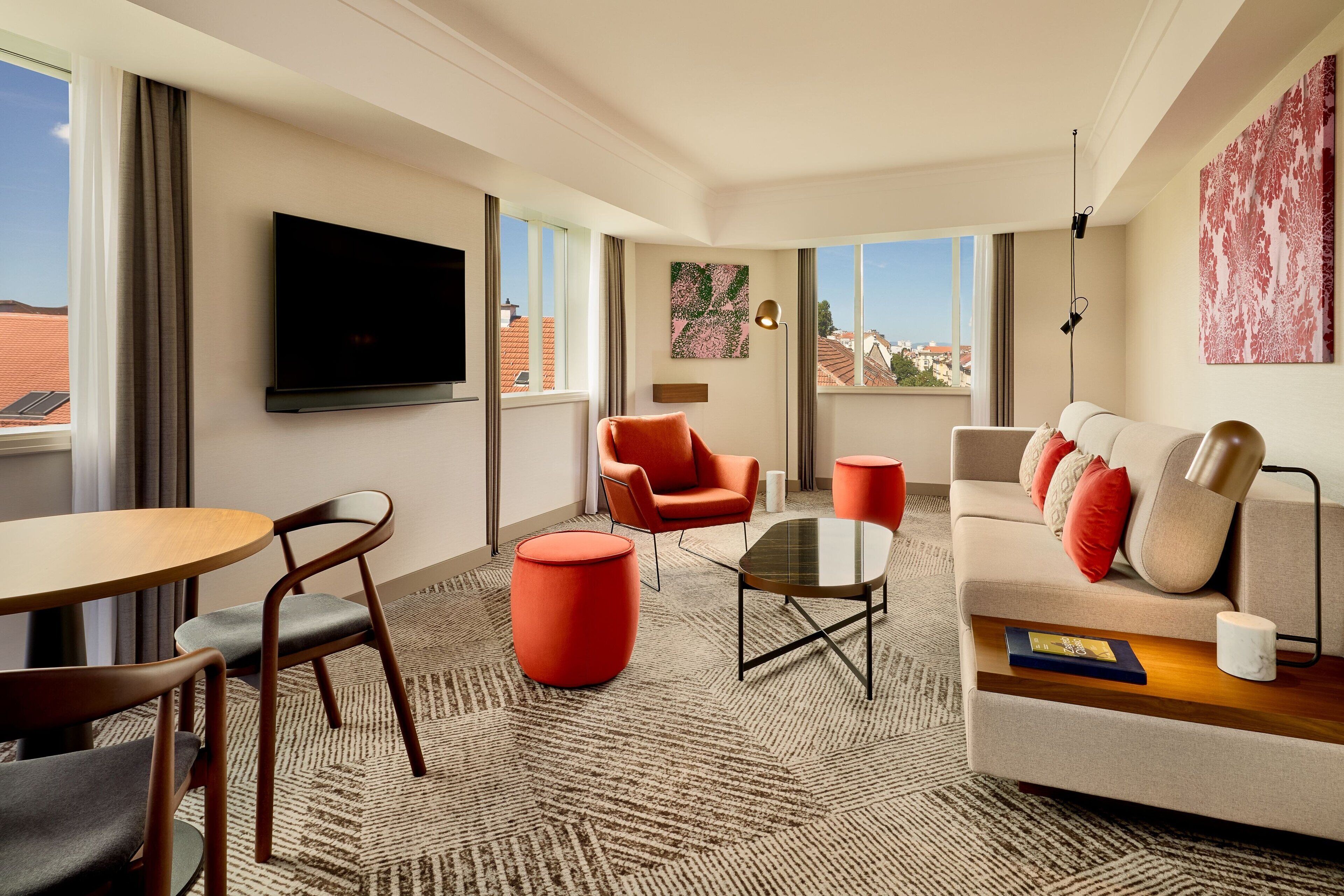 Executive suite, 1 slaapkamer | Luxe beddengoed, een minibar, een kluis op de kamer, een bureau