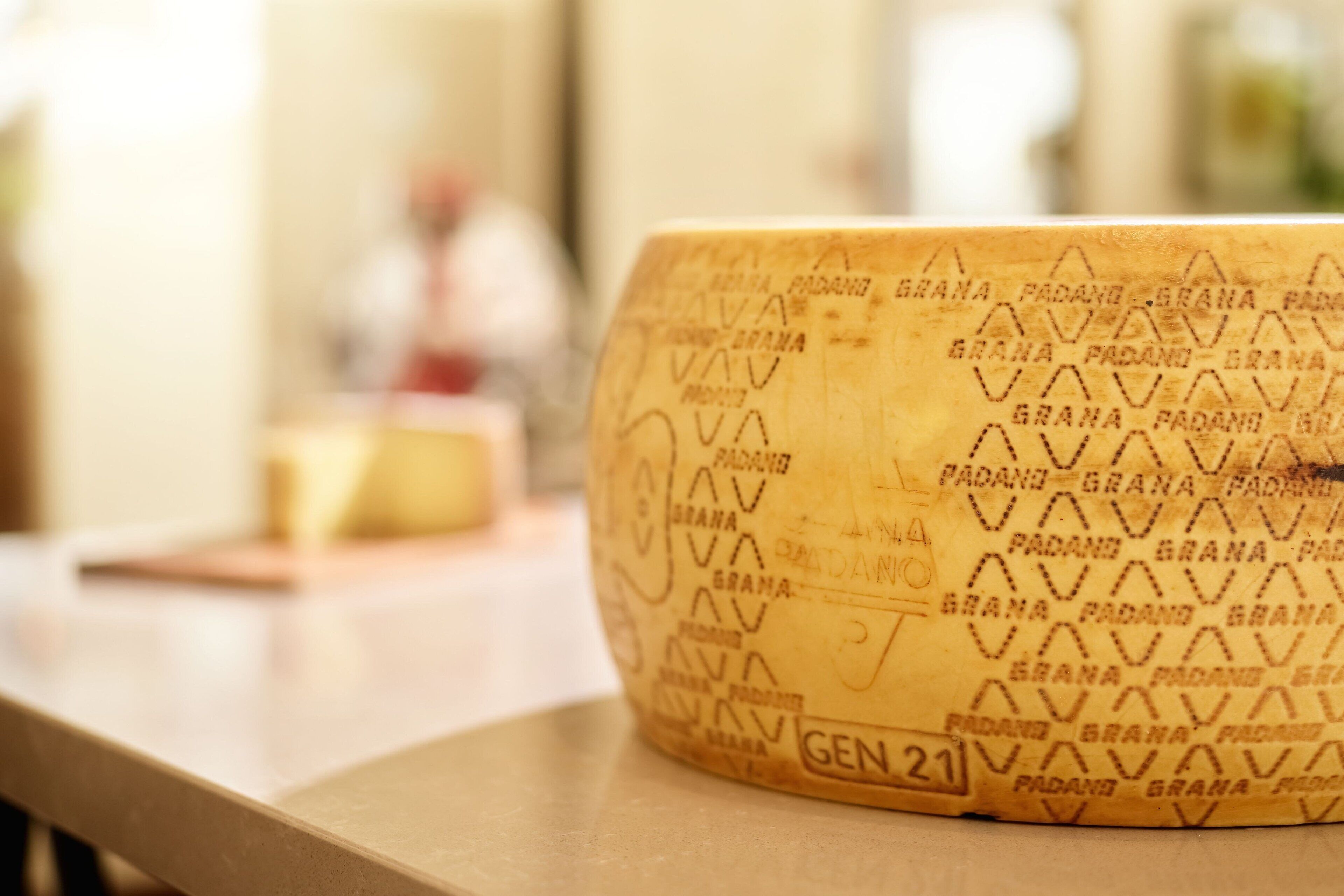 Een houten voorwerp met reliëftekst en een nummer.