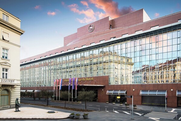 Experience the Sheraton Hotel's sleek, modern design, blending contemporary style with traditional elements.