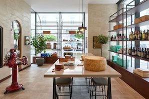 2 restaurants, international cuisine