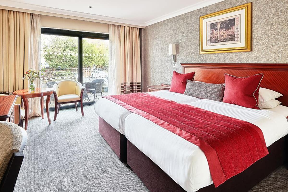 Suite familiare, vista giardino | 1 camera, biancheria da letto di alta qualità, una cassaforte in camera