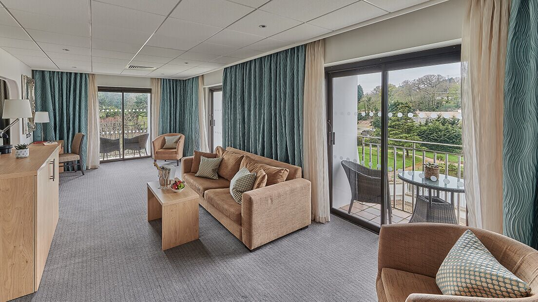 suite, non smoking, garden view | living area | 22-inch tv with satellite channels