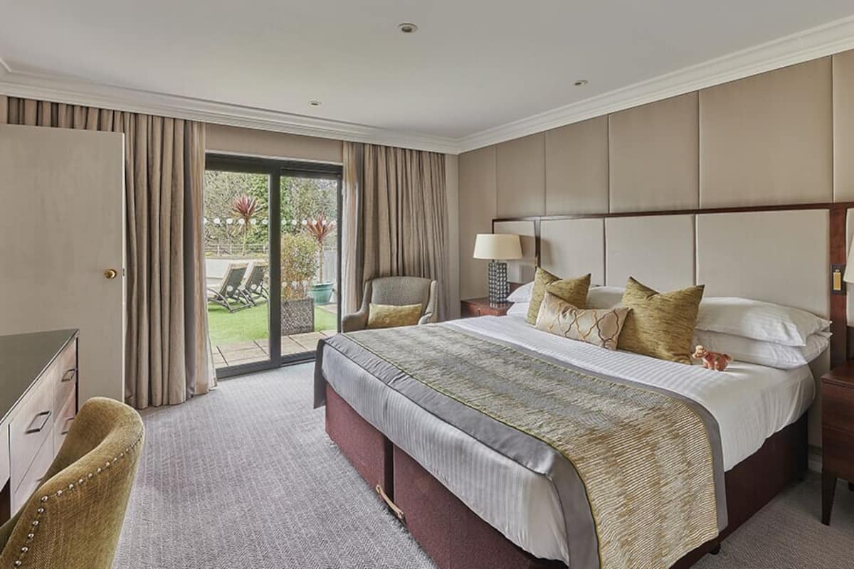 Suite superior, 1 cama King size, balcón, vista al jardín | Ropa de cama de alta calidad y caja de seguridad en la habitación