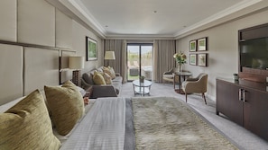 Suite junior, 1 cama King size, vista al jardín | Ropa de cama de alta calidad y caja de seguridad en la habitación
