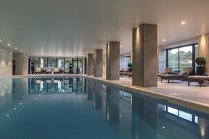 Una piscina cubierta