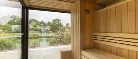 Couples treatment rooms, sauna, hot tub, steam room, body treatments
