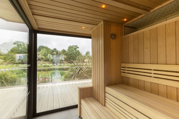 Couples treatment rooms, sauna, hot tub, steam room, body treatments