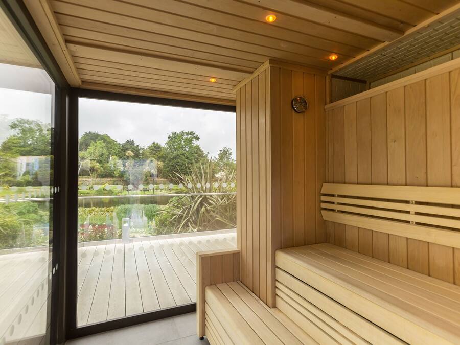 Salas de tratamiento para parejas, sauna y tina de hidromasaje
