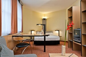 Ropa de cama hipoalergénica y caja de seguridad en la habitación 