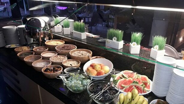 Un buffet proposant une variété d’aliments, notamment des fruits, des légumes et des céréales.