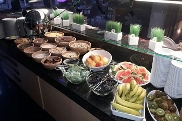 Tägliches Frühstücksbuffet (17 EUR pro Person)