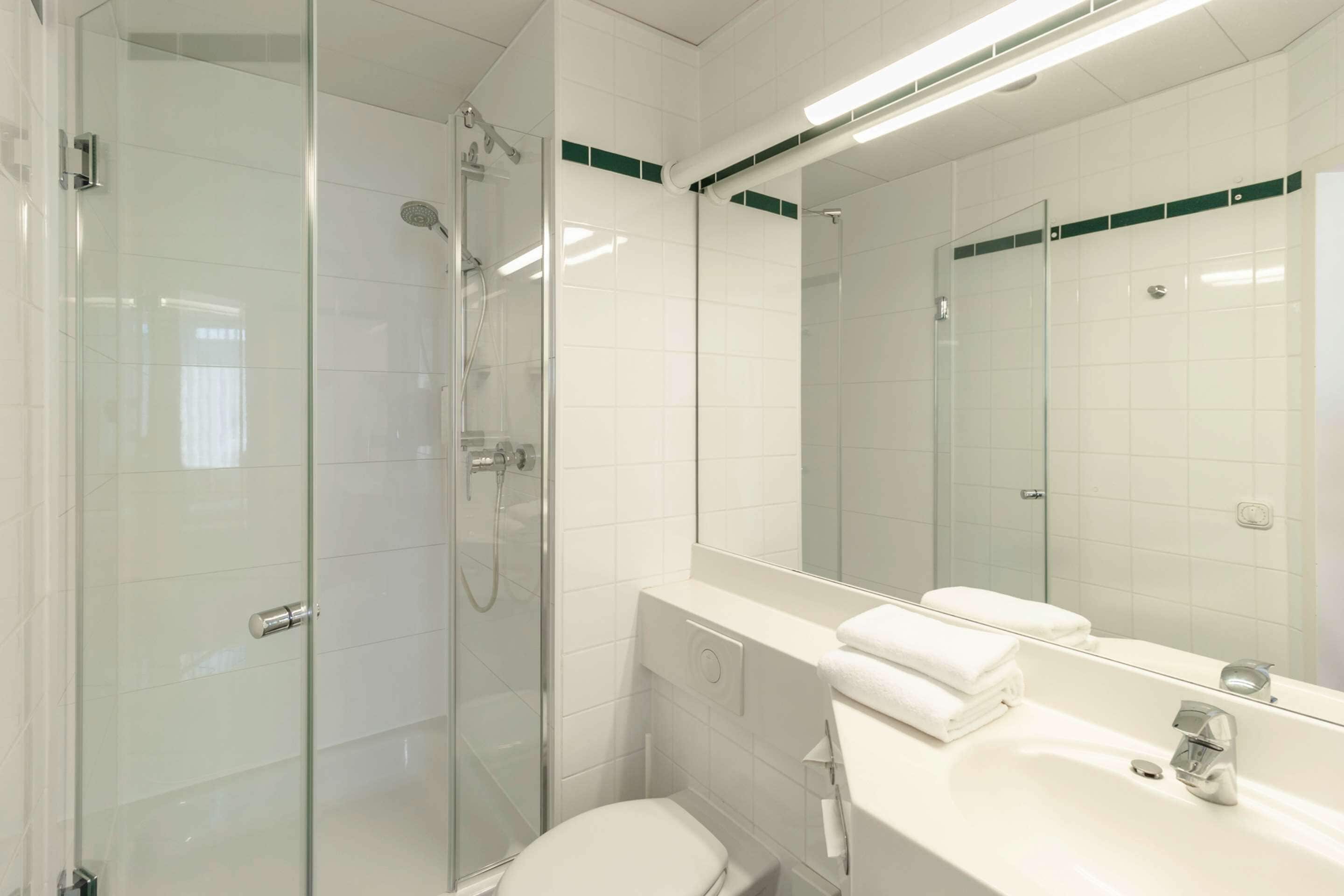Standardzimmer, 1 Queen-Bett | Badezimmer | Dusche, Haartrockner, Handtücher