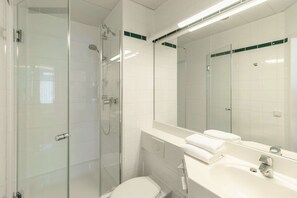 Standard Room, 1 Queen Bed | Bathroom - IntercityHotel Schwerin (Schwerin)