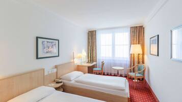 Standard-Zweibettzimmer | 1 Schlafzimmer, Allergikerbettwaren, Zimmersafe, Schreibtisch