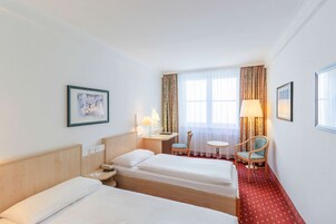 Habitación estándar con 2 camas individuales | 1 dormitorio, ropa de cama hipoalergénica, caja fuerte y escritorio